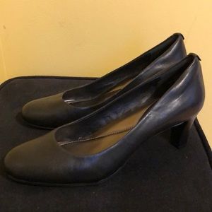 Easy Spirit Black low heel shoes.